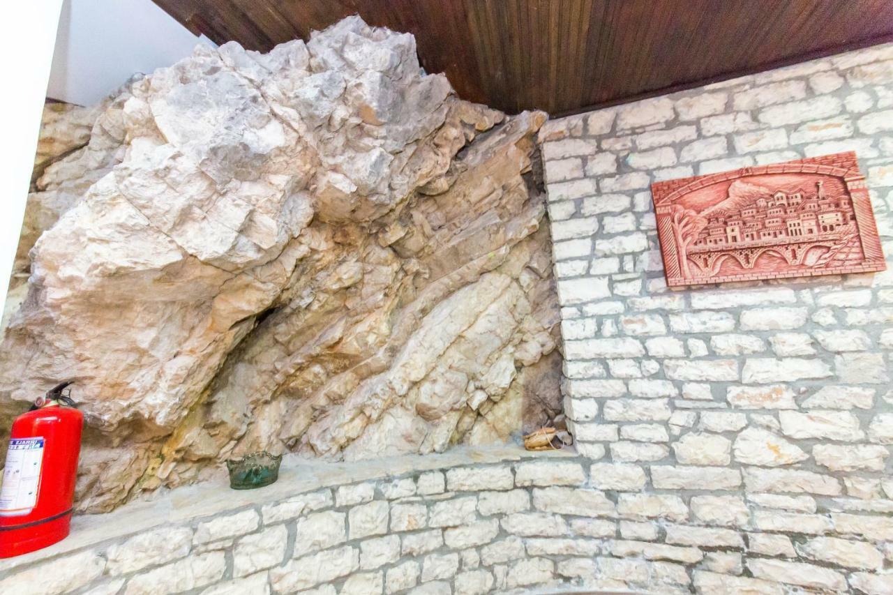 Hotel Ajka Berat Esterno foto