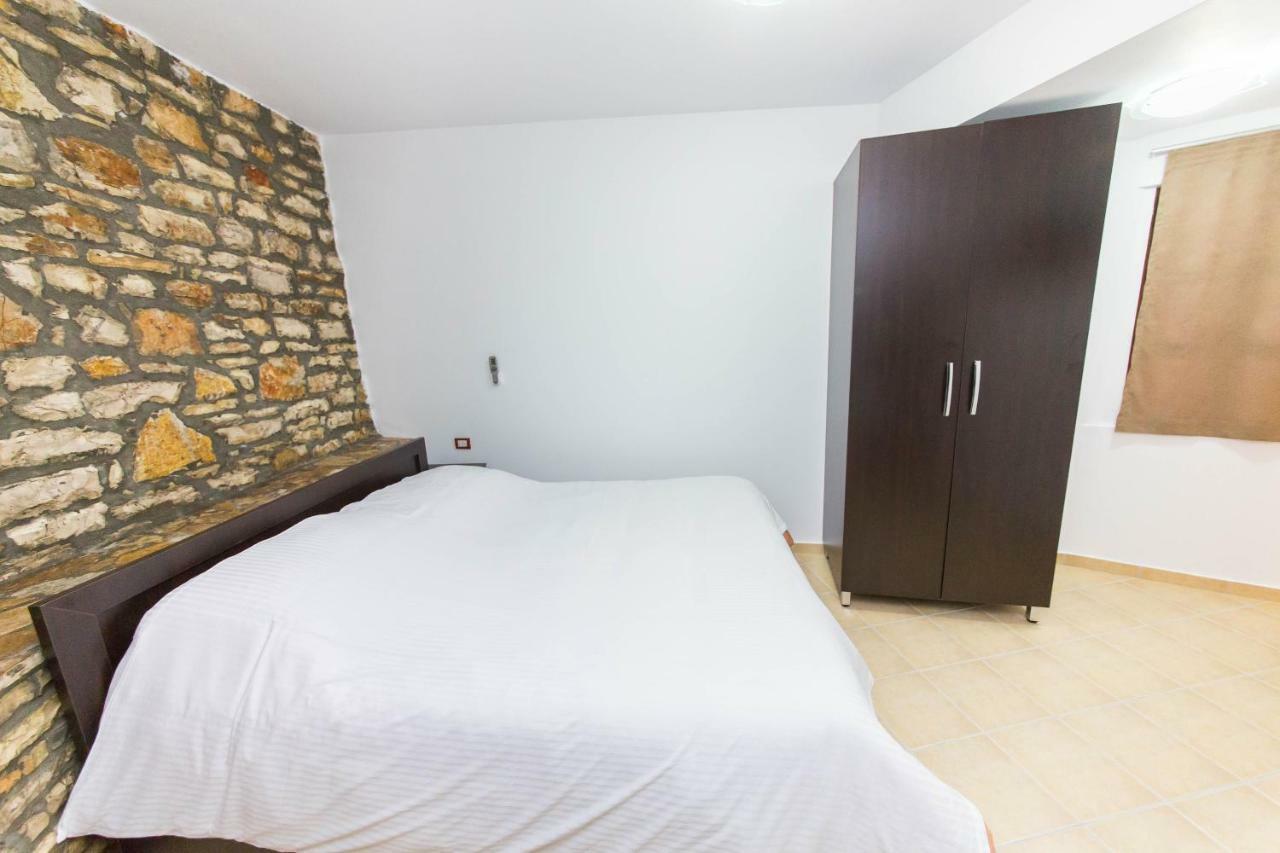 Hotel Ajka Berat Esterno foto