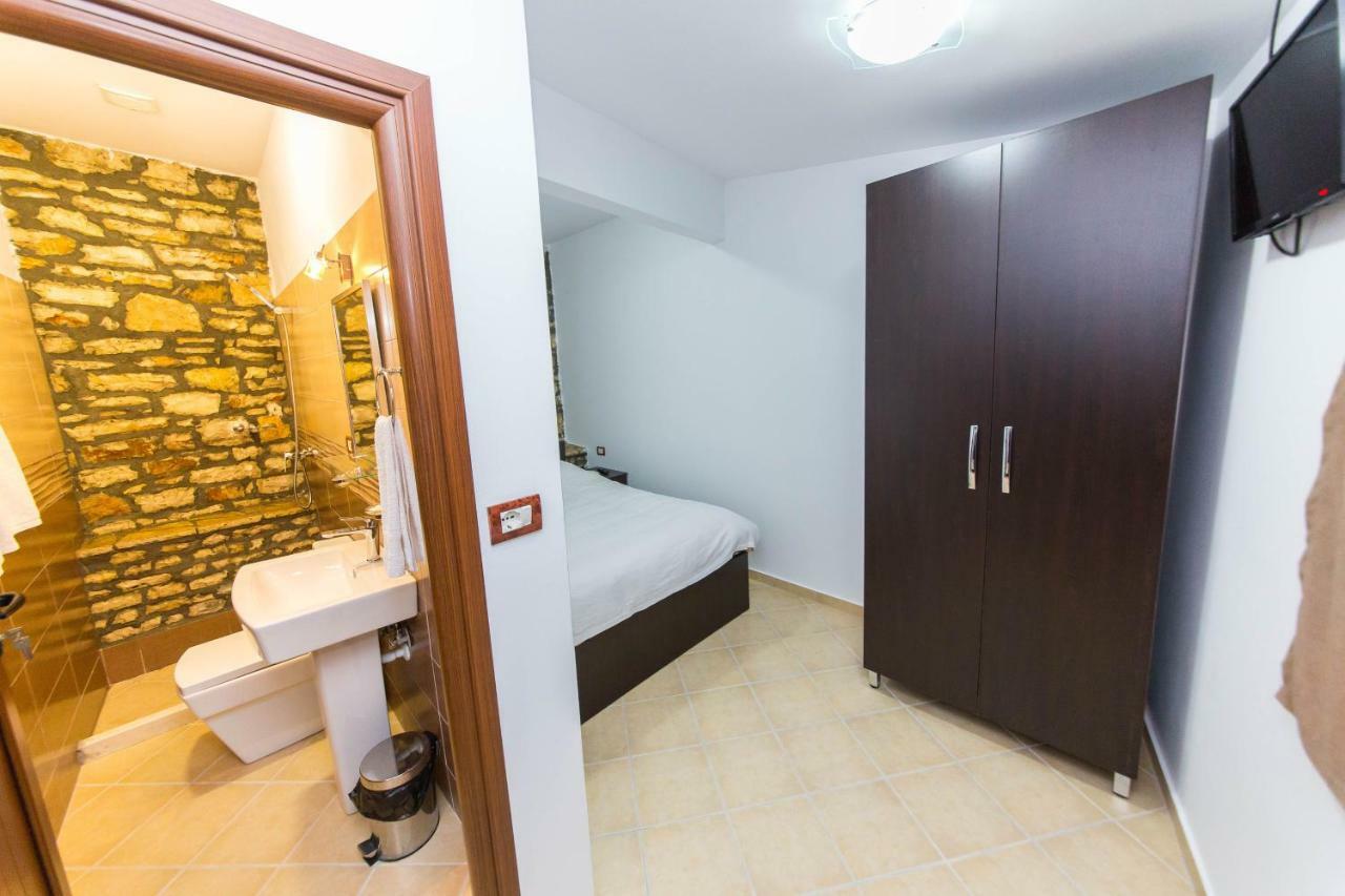 Hotel Ajka Berat Esterno foto